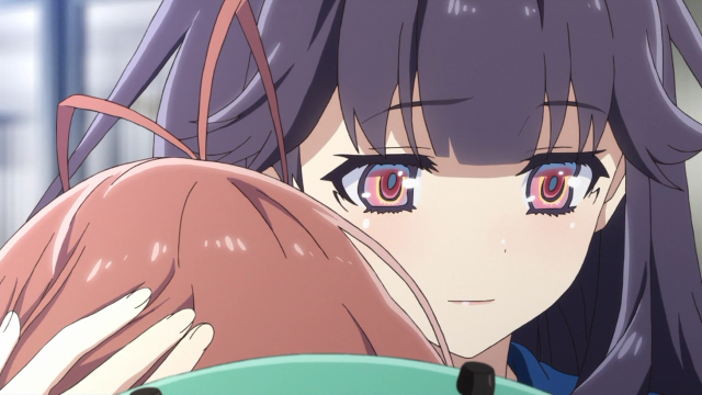 A Chika fazendo algo de útil no anime: servindo de ombro pra Akari chorar