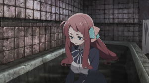 Sakura depressiva, dentro de uma banheira de água suja e estagnada