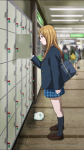 Tamaki abre um armário na estação de trem e ...