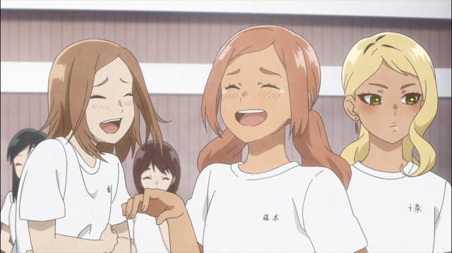 As garotas riem de Sonezaki - exceto a loira, à direita, que depois perguntou legitimamente preocupada se o hímen da Sonezaki não havia se rompido