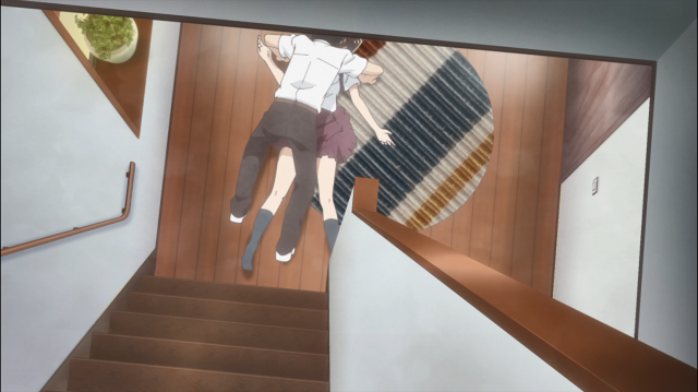 Como no clichê, Izumi cai em cima de Onodera