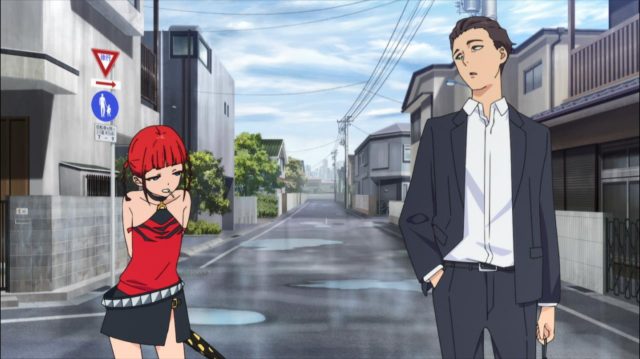 Chise e Koyomi conversam em frente à escola destruída da garota